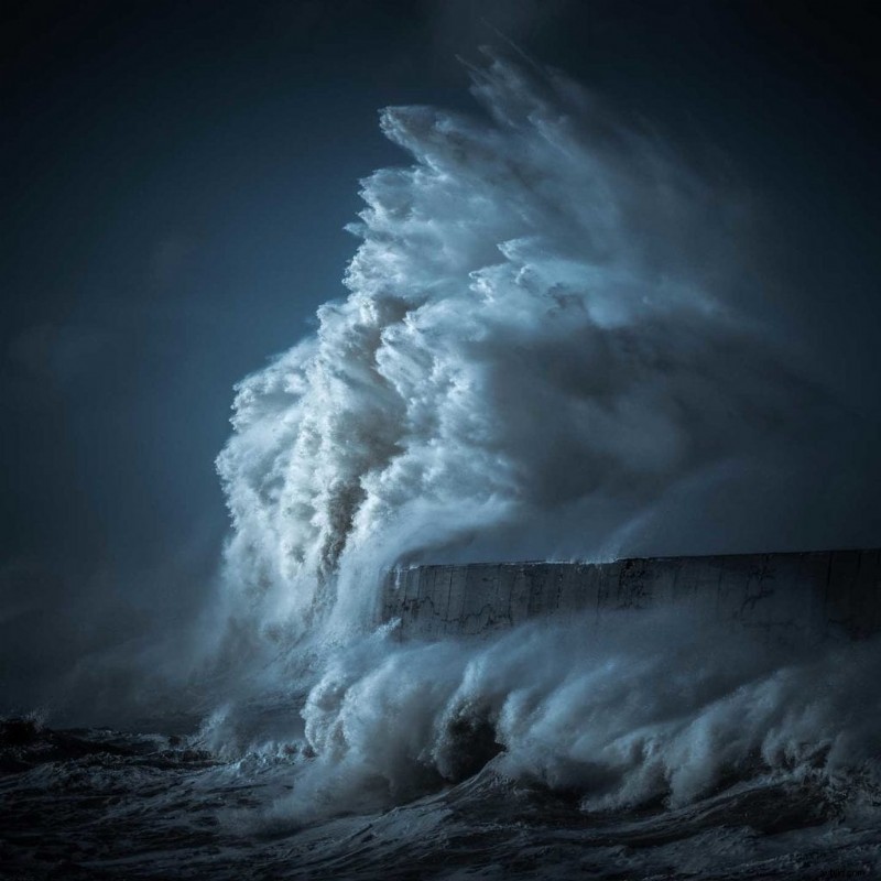 How to Capture Stunning Crashing Waves: Expert Photography Guide