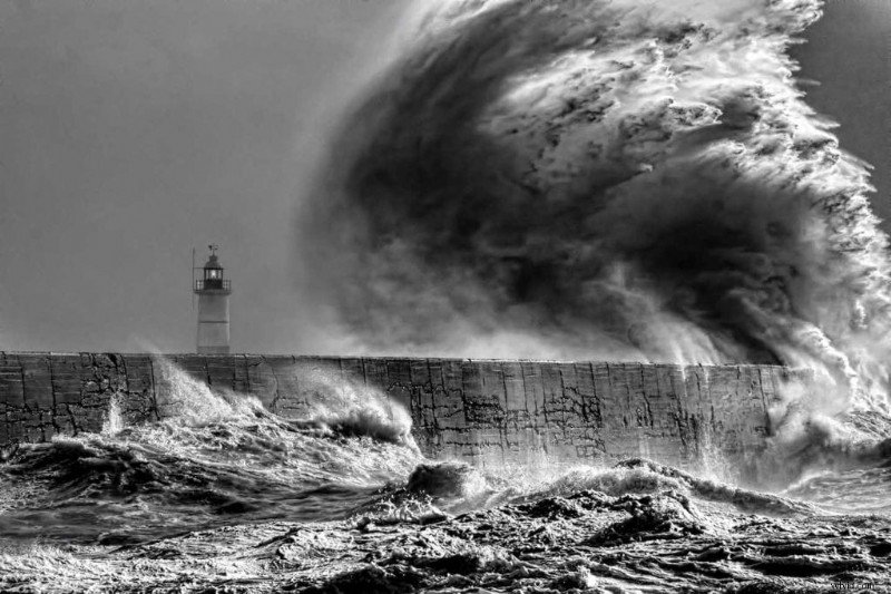 How to Capture Stunning Crashing Waves: Expert Photography Guide