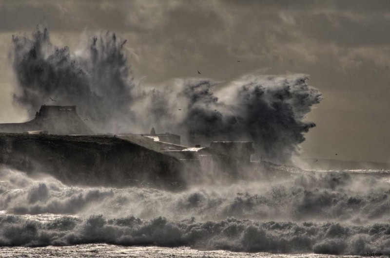 How to Capture Stunning Crashing Waves: Expert Photography Guide