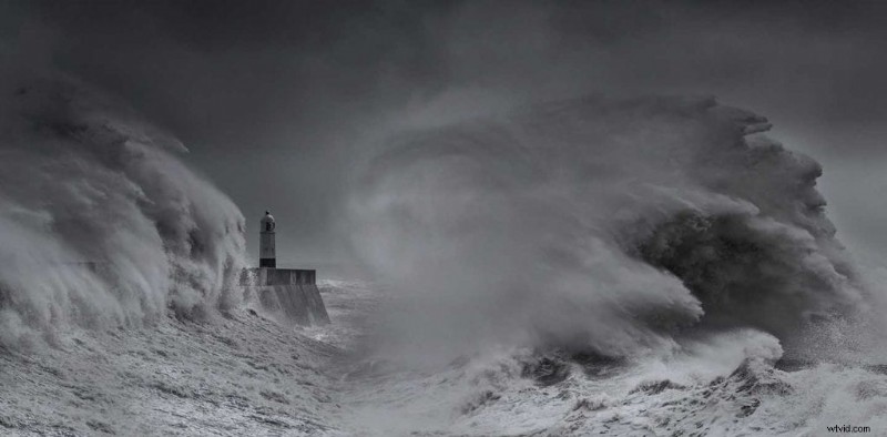 How to Capture Stunning Crashing Waves: Expert Photography Guide
