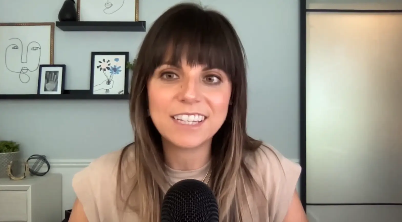 Professional Video Interview Backgrounds: Tips & Ideas